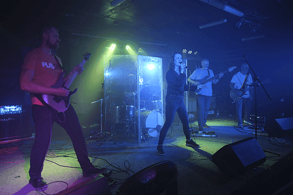 IMEO założy czerwone buty