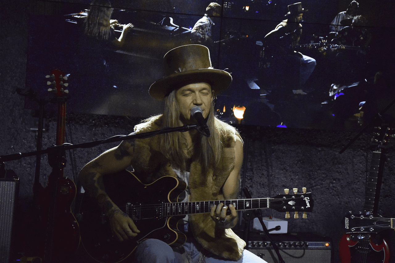 Wojtek Mazolewski wyda "Solo"