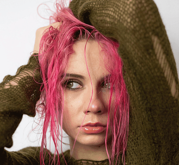 Wrona daje kopa w brzuch