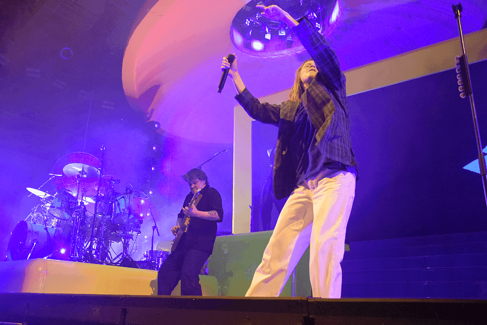 girl in red / Warszawa, Torwar / 25.9.2024