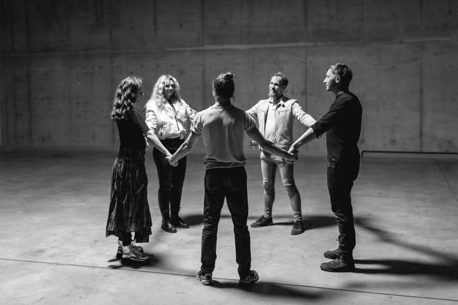 Artists For Peace wydali utwór 'Hand In Hand'