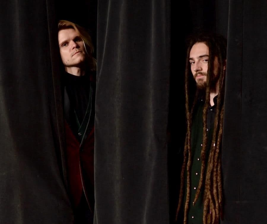 Duet Caville zaprezentował 'Ciała Niebieskie'