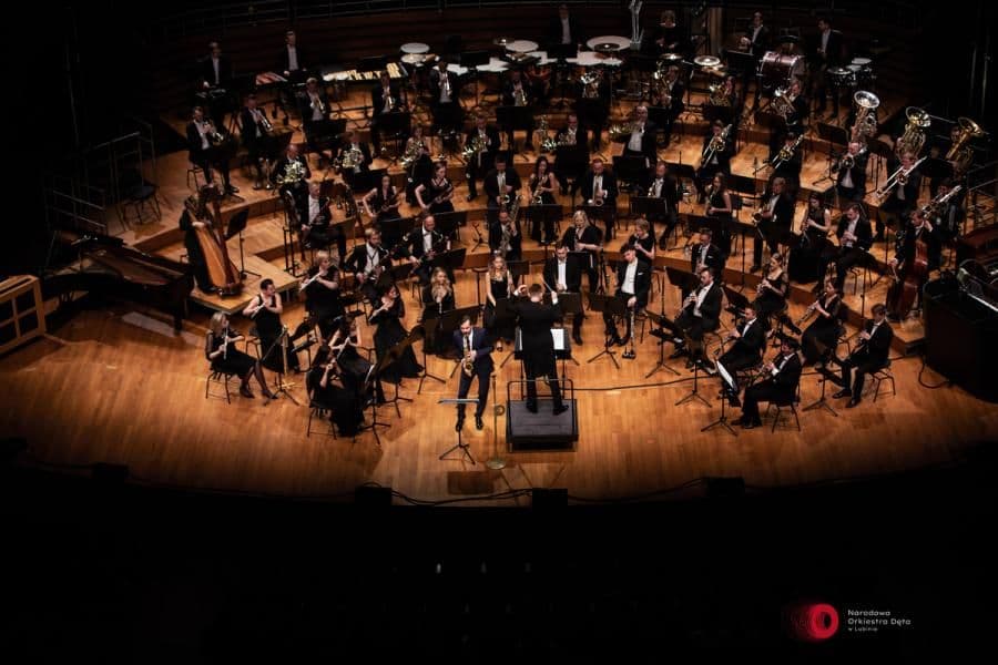 Dagadana, Łona i Narodowa Orkiestra Dęta na luksusowo