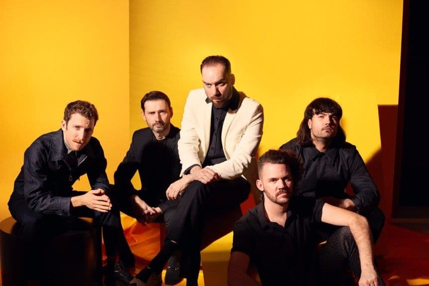 De Staat zagra w Warszawie