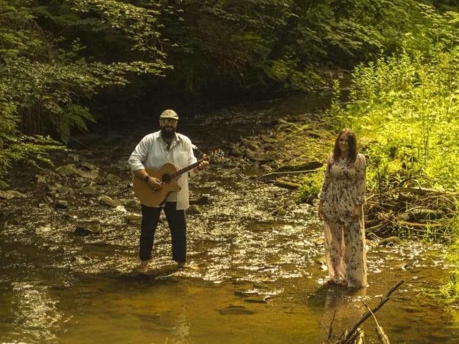 Grupa Strange zachęca do całowania