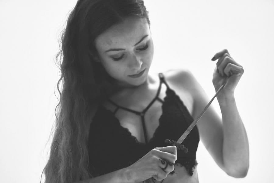 Kasia Ignatowicz wręcza czarne róże