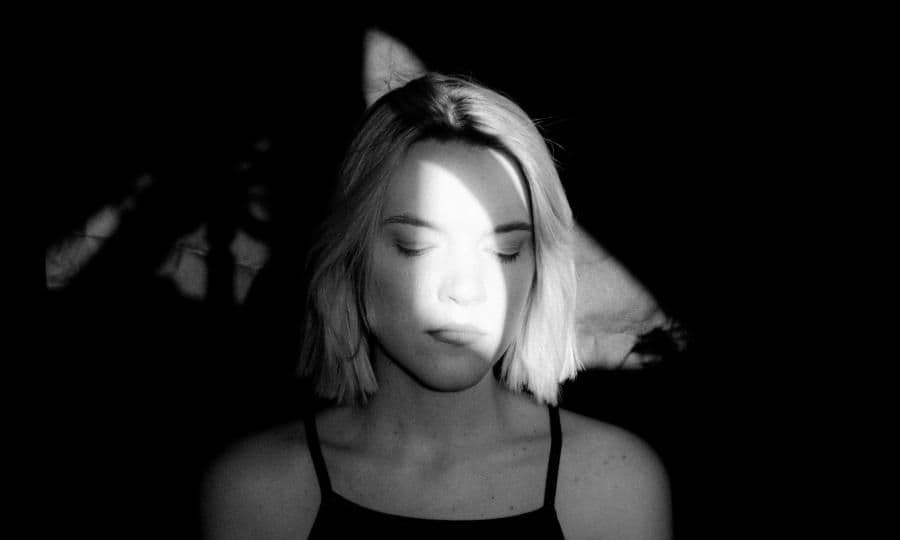 Lodowaty singel Helaine Vis