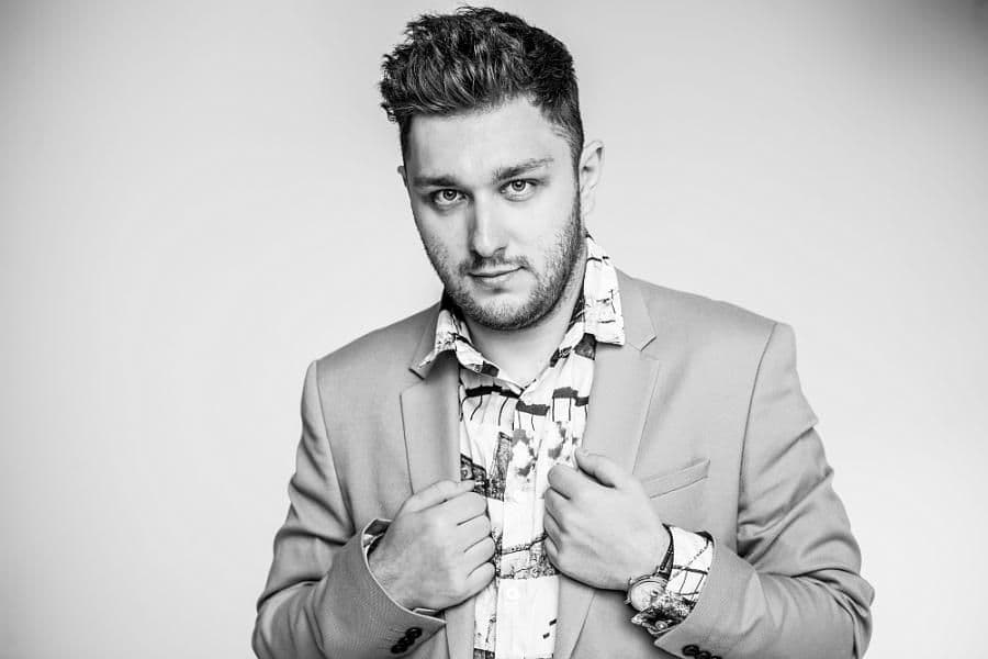 Marcin Szczurski w taksówce