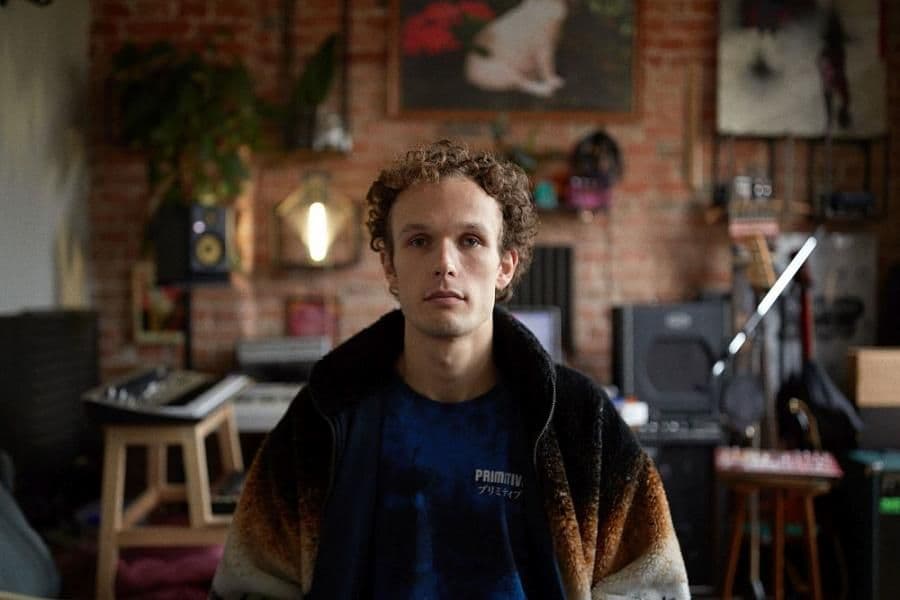 Max Bravura powrócił z nowym singlem