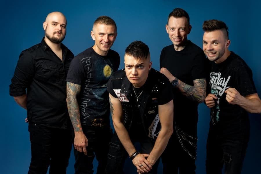 Nocny Kochanek częstuje 'Cudzesami'