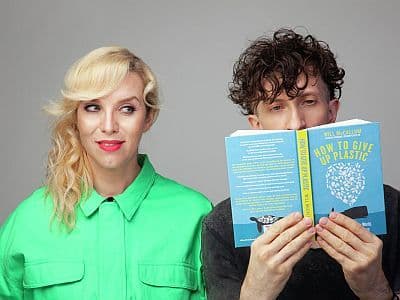 Plastic z gośćmi oczekują na samolot