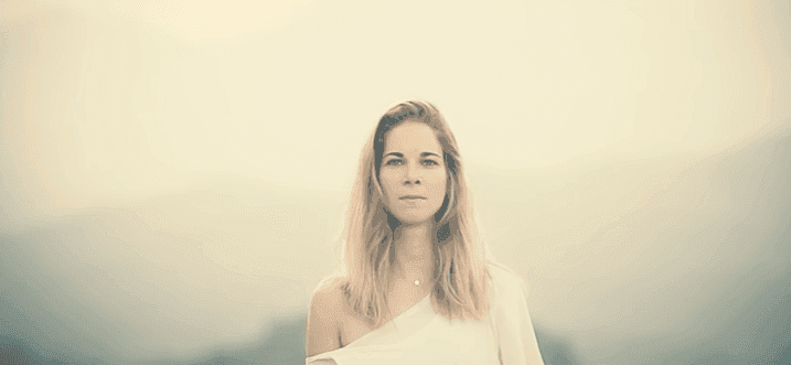 Posłuchaj nowej wersji przeboju "Voyage, Voyage"