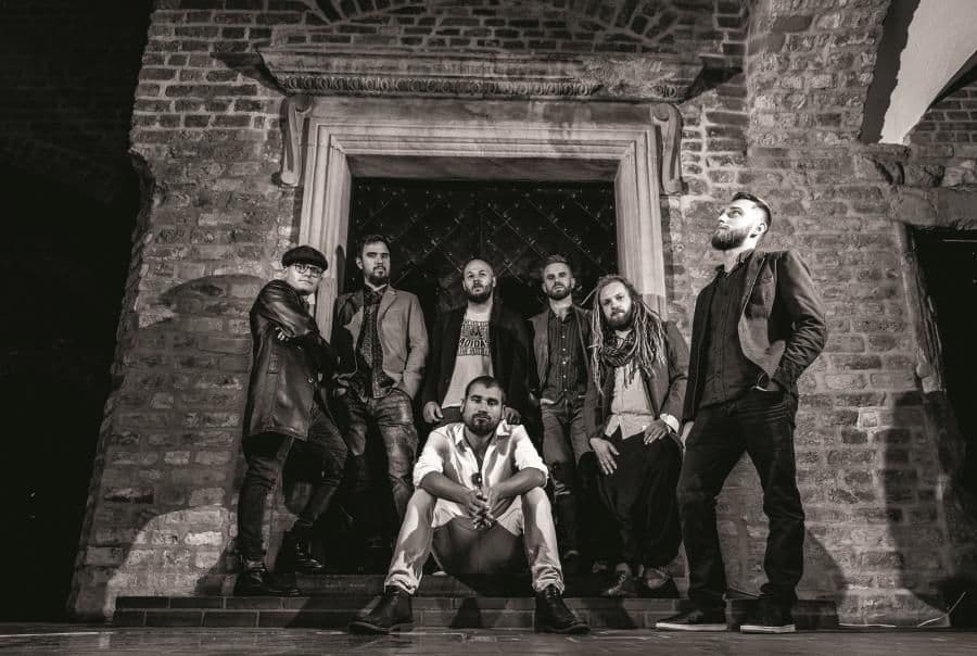 Przybył krzyknie przez "Megafon"