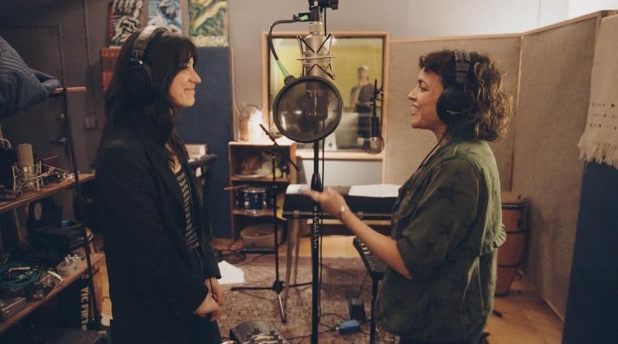Sharon Van Etten i Norah Jones w utworze "Seventeen"