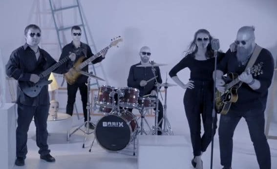 Strange prezentuje "Plastikowy Świat"