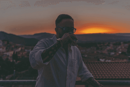 Ten Typ Mes uprawia 'Jogę'