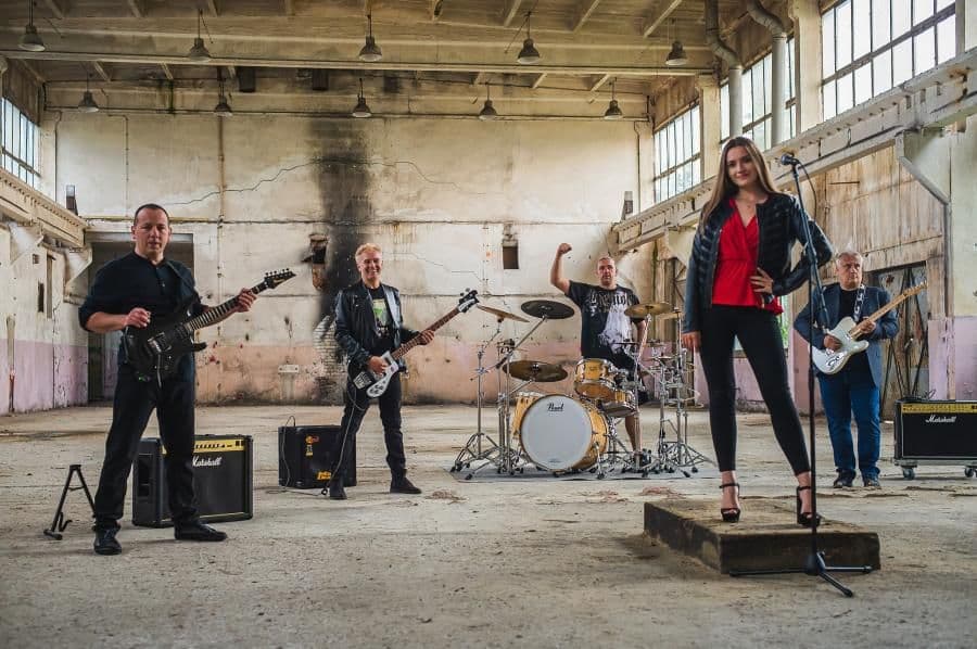 The Moon z nowym singlem na 10 urodziny