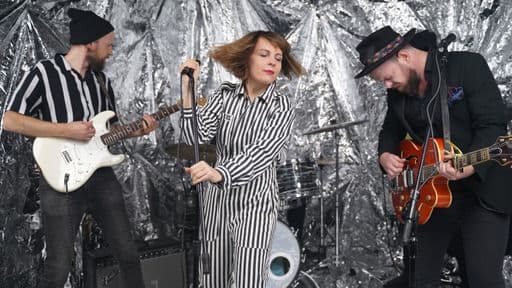 Wspólny singel Izzy and the Black Trees i Kev Foxa