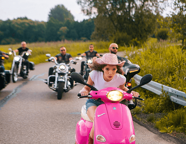 sanah rozdaje pocałunki wraz z harleyowcami