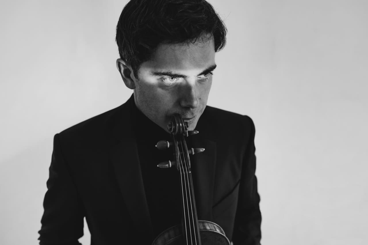 Mateusz Smoczyński poczęstuje Jabłkiem Adamsa