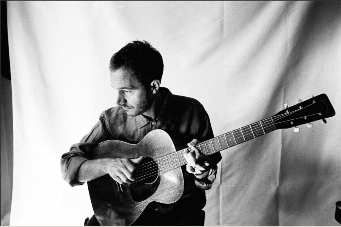 Tom Smith wydał singel "Leave"